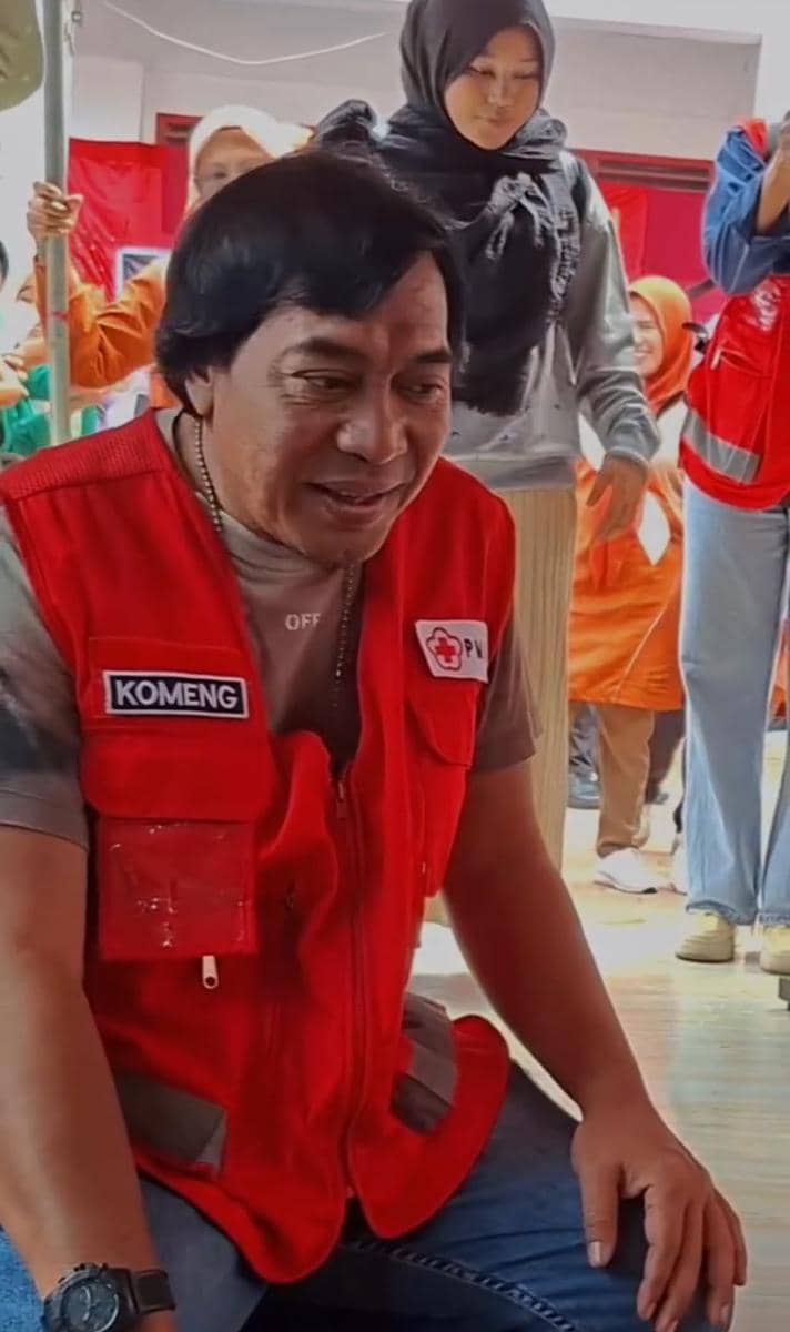 potret Komeng jadi relawan PMI di Padang