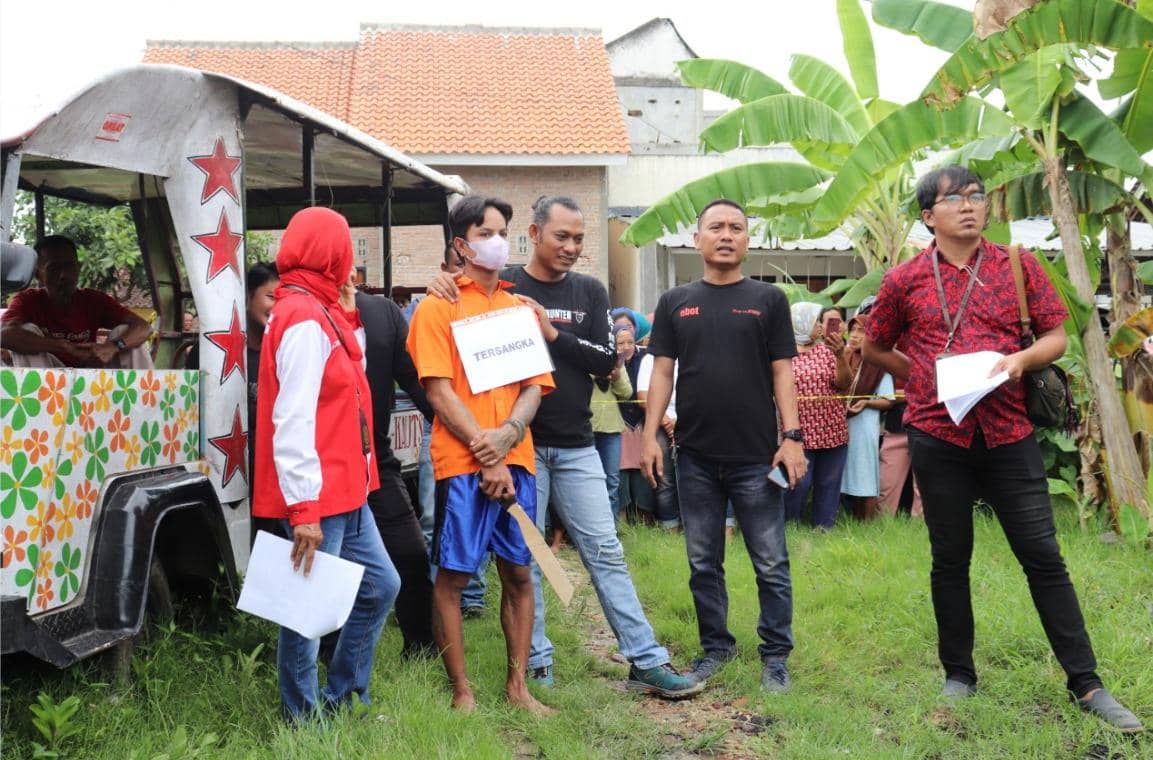 Rekonstruksi kasus pembunuhan tersangka Adji Darma Saputra.