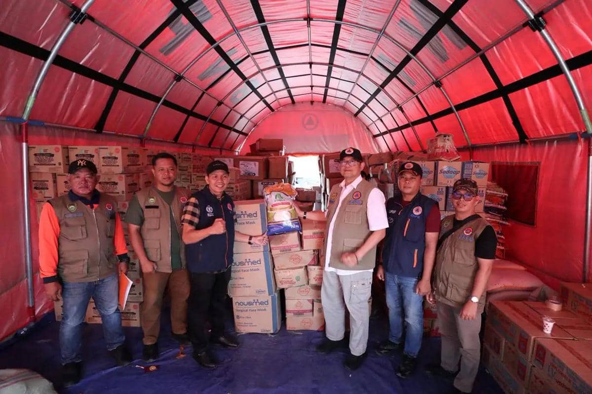 Petugas BNPB memeriksa bantuan logistik