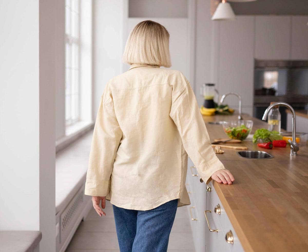 Lihat kompor dan area dapur