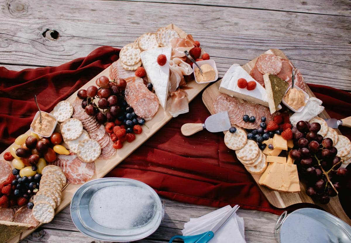 ilustrasi dessert charcuterie board