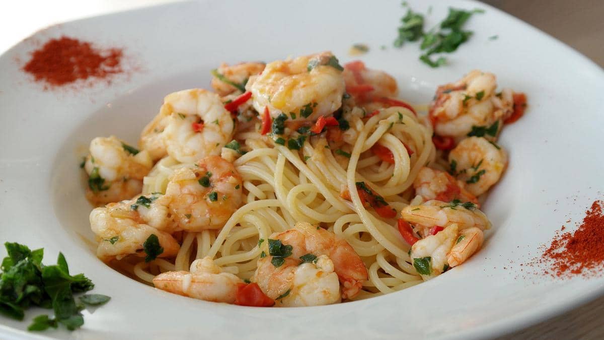ilustrasi prawn aglio olio