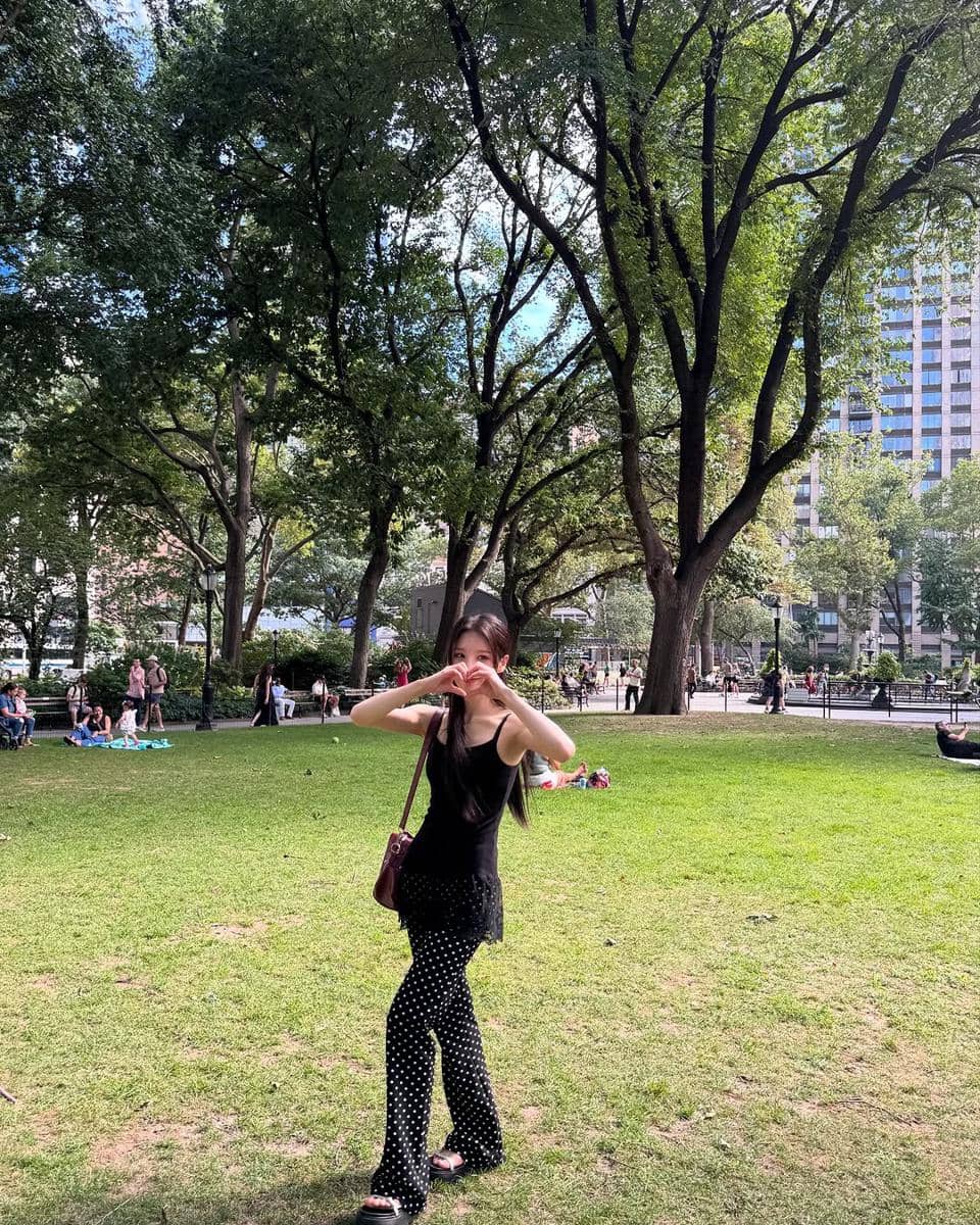 Outfit ke kebun raya ala Heejin ARTMS