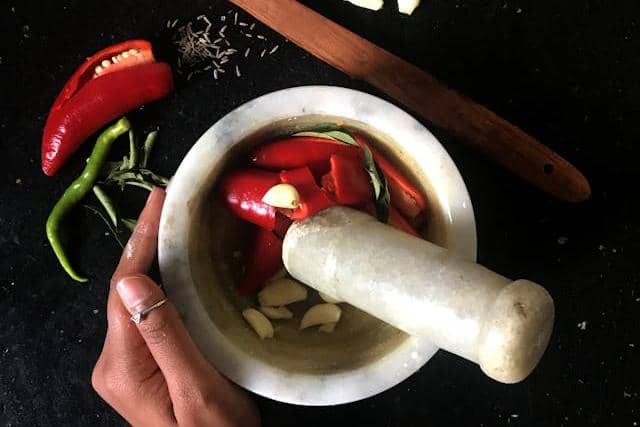 ilustrasi proses membuat sambal geprek