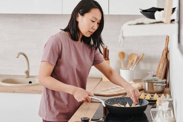 ilustrasi proses memasak semur ayam kentang