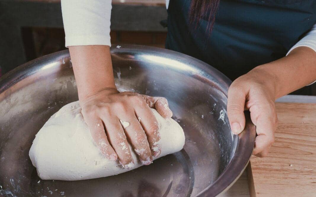 ilustrasi menguleni adonan