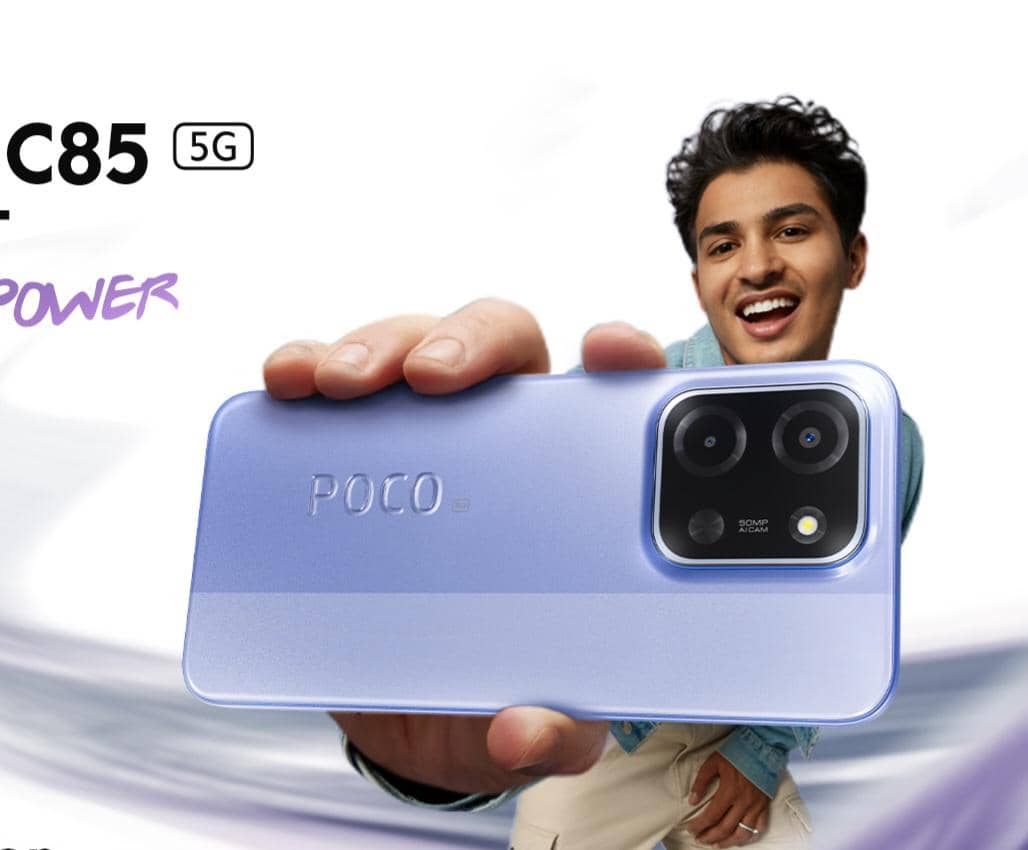 Seseorang memegang POCO C85 5G. 