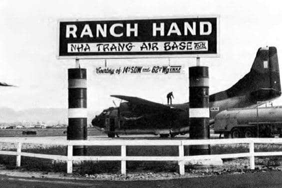 Ranch Hand di Pangkalan Udara Nha Trang, Vietnam, dengan pesawat Fairchild C-123B