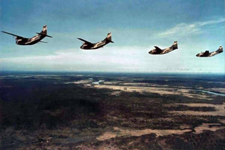 Empat pesawat semprot Fairchild UC-123B Provider Angkatan Udara AS yang digunakan dalam "Operasi Ranch Hand" di Vietnam.