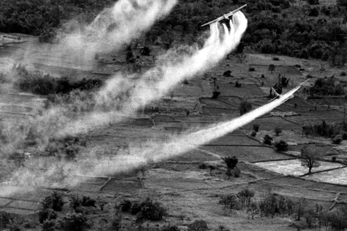 Pesawat Provider Fairchild UC-123B AS melakukan penyemprotan bahan kimia beracun ke pertanian warga di Vietnam selama Operasi Ranch Hand. 