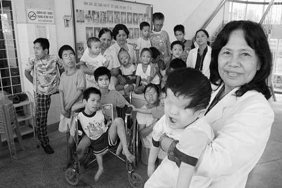 Profesor Nguyen Thi Ngoc Phuong, di Rumah Sakit Obstetri dan Ginekologi Tu Du saat berfoto bersama sekelompok anak-anak yang terlahir cacat, atau korban Agent Orange. 