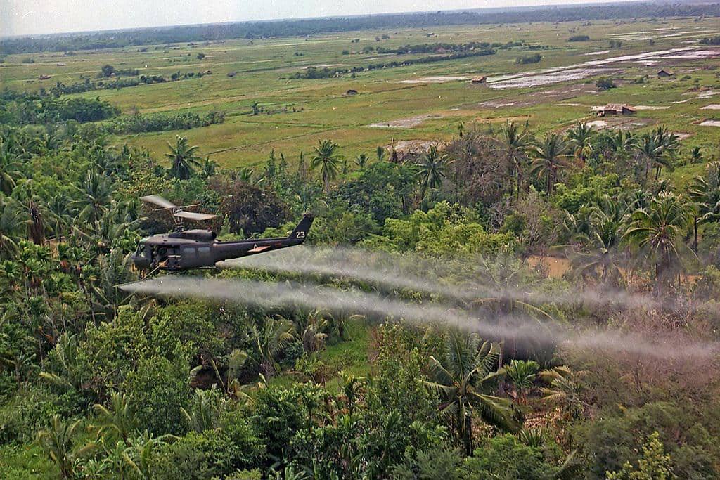 Helikopter UH-1D dari Perusahaan Penerbangan ke-336 menyemprotkan bahan kimia ke lahan pertanian warga di delta Mekong dalam Operasi Ranch Hand. 
