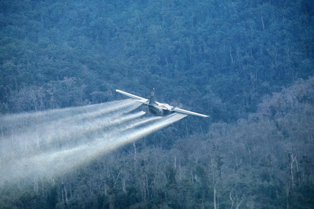 Pesawat AS melakukan penyemprotan bahan kimia beracun di hutan Vietnam selama Operasi Ranch Hand. 