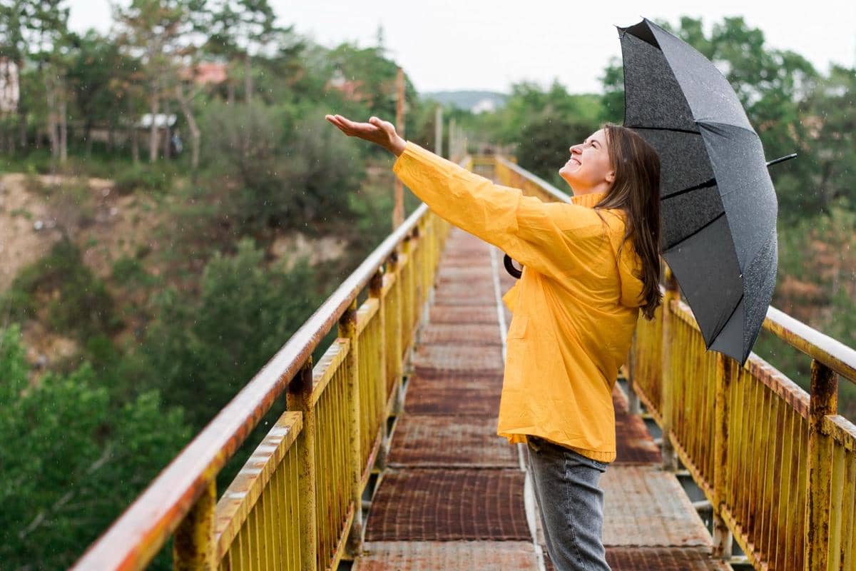 Ilustrasi wanita menikmati hujanIlustrasi wanita menikmati hujan