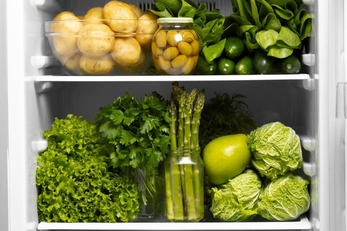 ilustrasi menyimpan sayuran di kulkas
