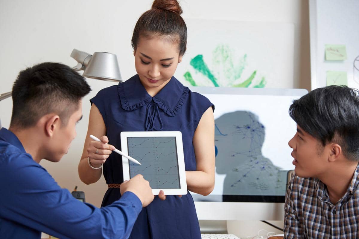 Ilustrasi memberikan pelajaran pada karyawan