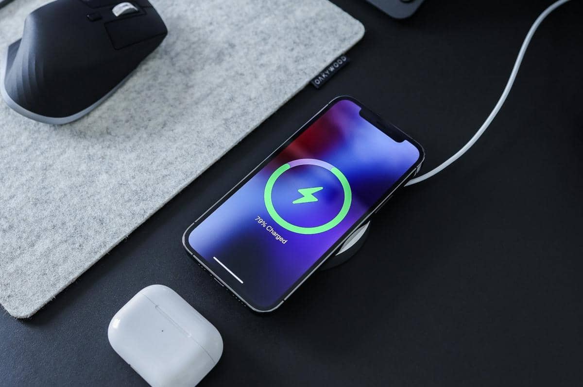 potret iPhone sedang diisi daya