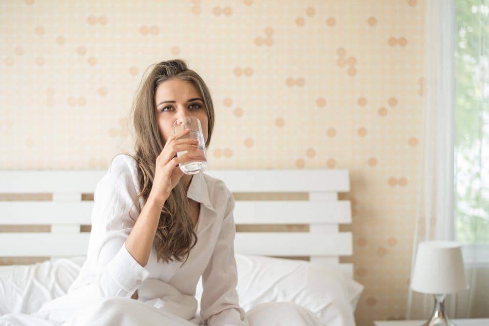 ilustrasi perempuan minum air putih