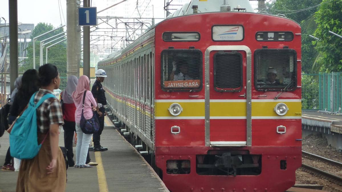 KRL Commuter Line di Stasiun Pondok Cina 