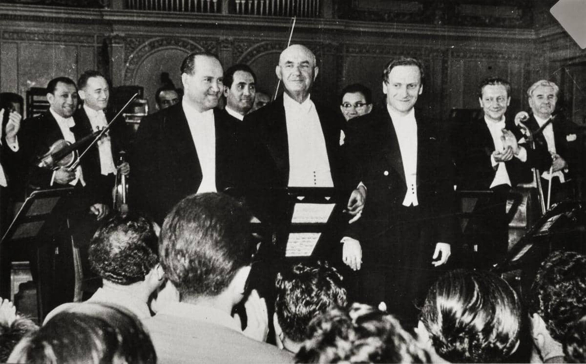 George Georgescu bersama Yehudi Menuhin dan David Oistrakh di Festival Internasional George Enescu, 1958