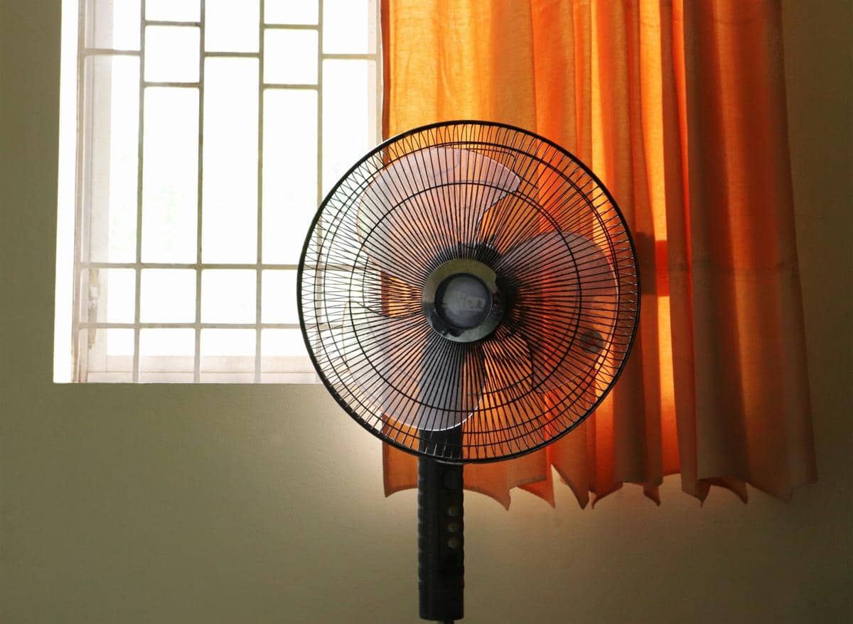 Kipas angin di dekat jendela