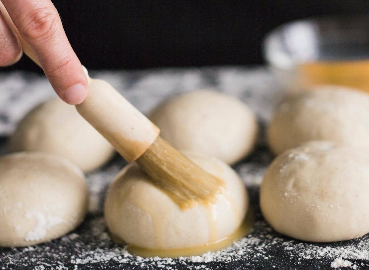 ilustrasi mengoleskan egg wash untuk adonan roti