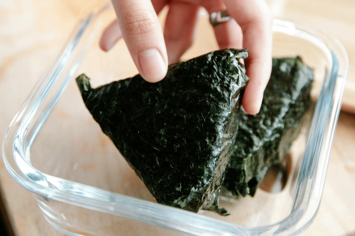 ilustrasi komatsuna onigiri