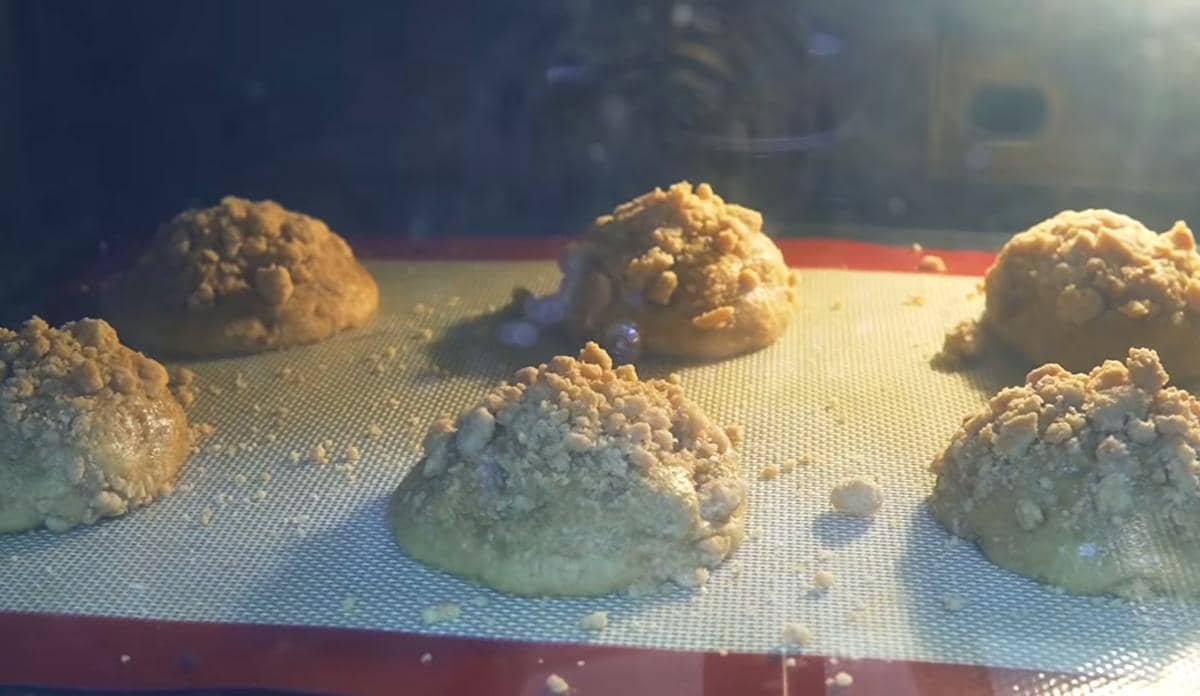 ilustrasi memanggang apple crumble cookies 