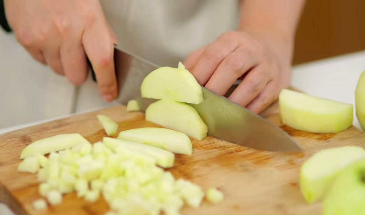 ilustrasi memotong apel 