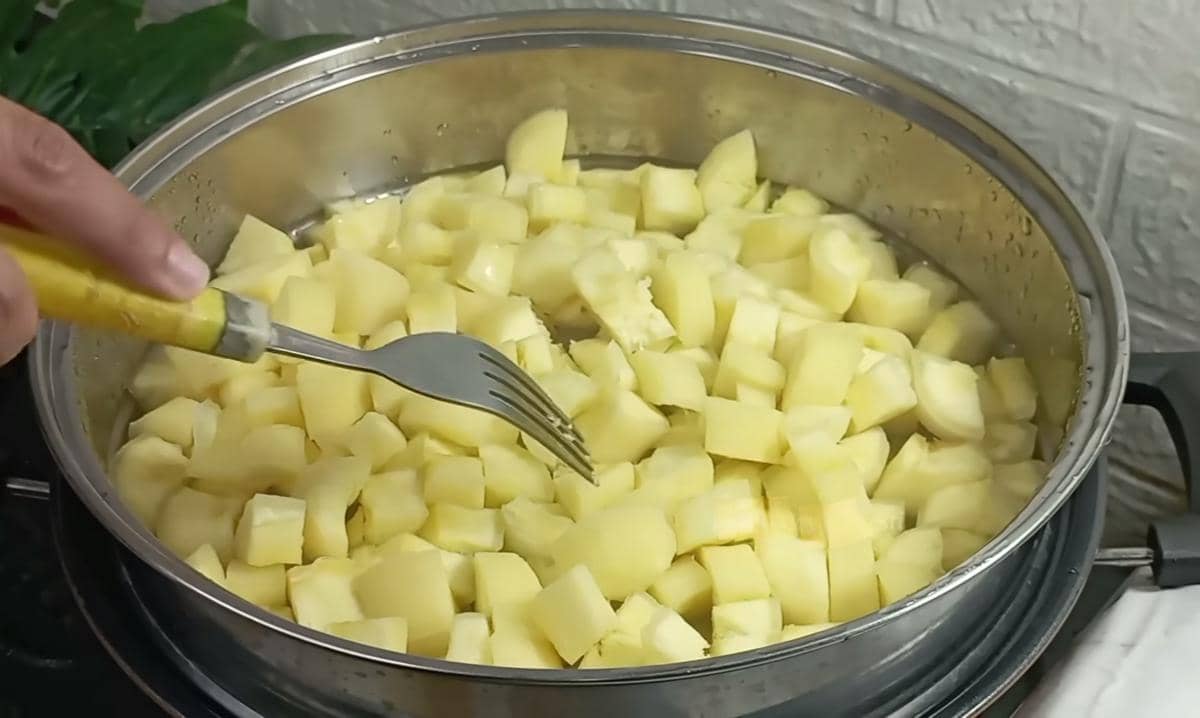 ilustrasi mengukus singkong