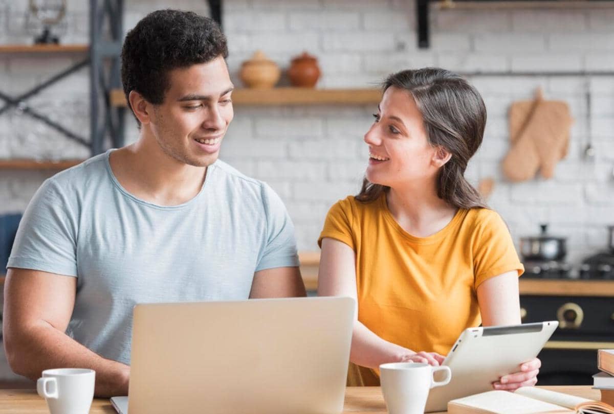 ilustrasi pasangan bekerja bareng