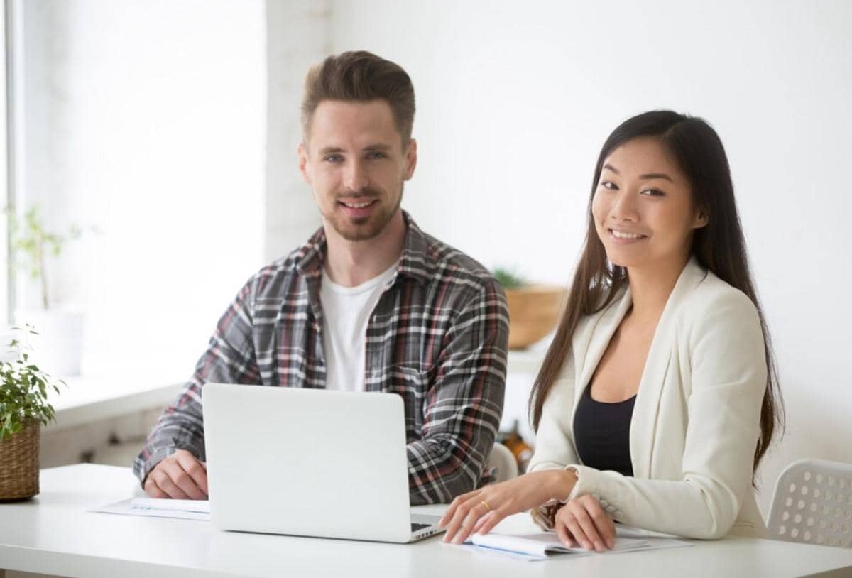 ilustrasi pasangan bekerja bareng