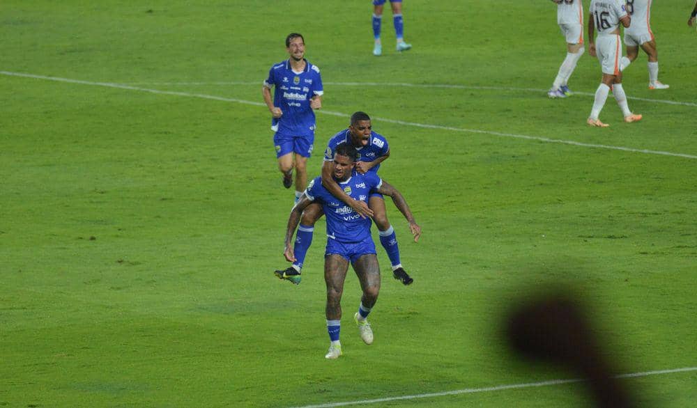 Ramon Tanque merayakan gol perdanan bersama Persib Bandung