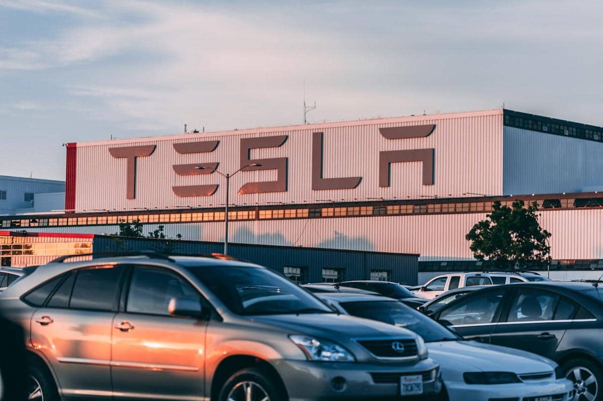 ilustrasi perusahaan Tesla