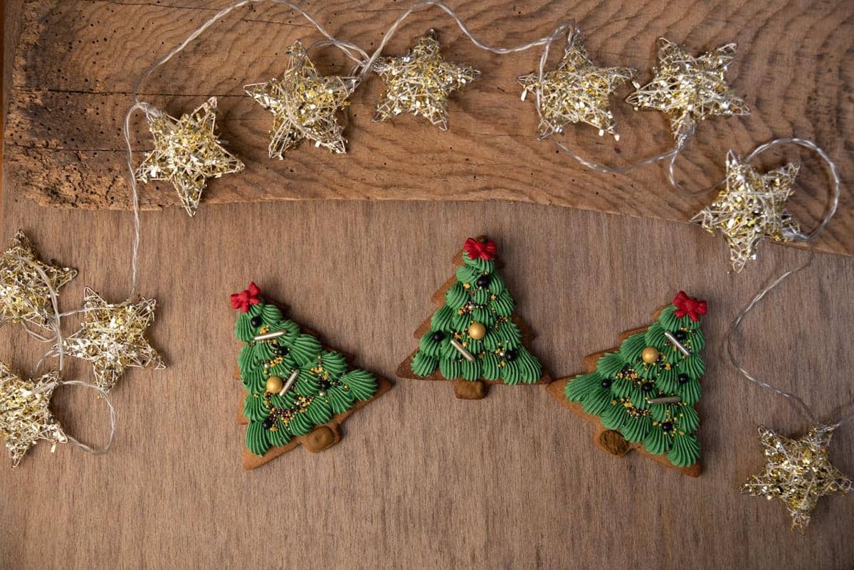 ilustrasi kue lapis kukus pohon natal