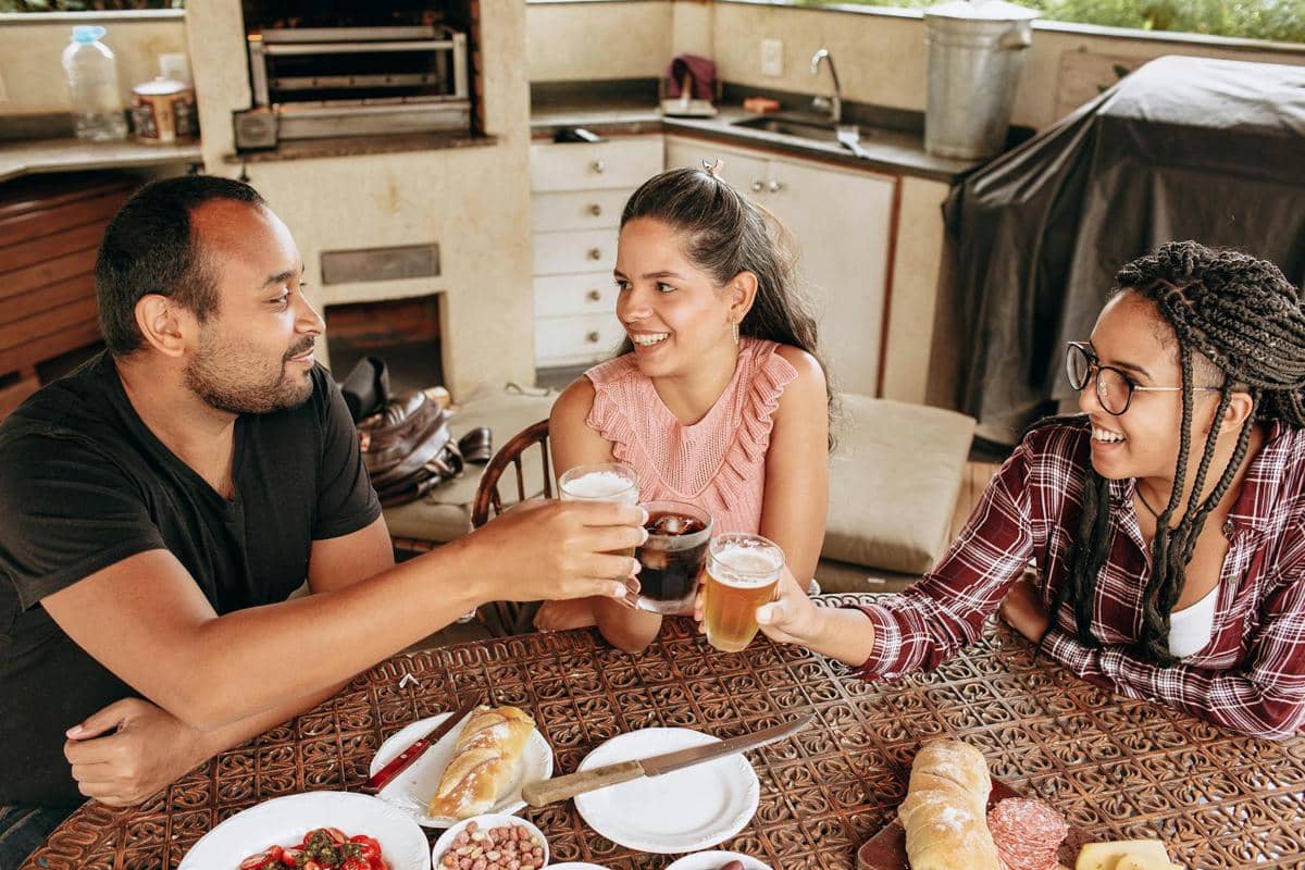 Nongkrong bareng teman di rumah.