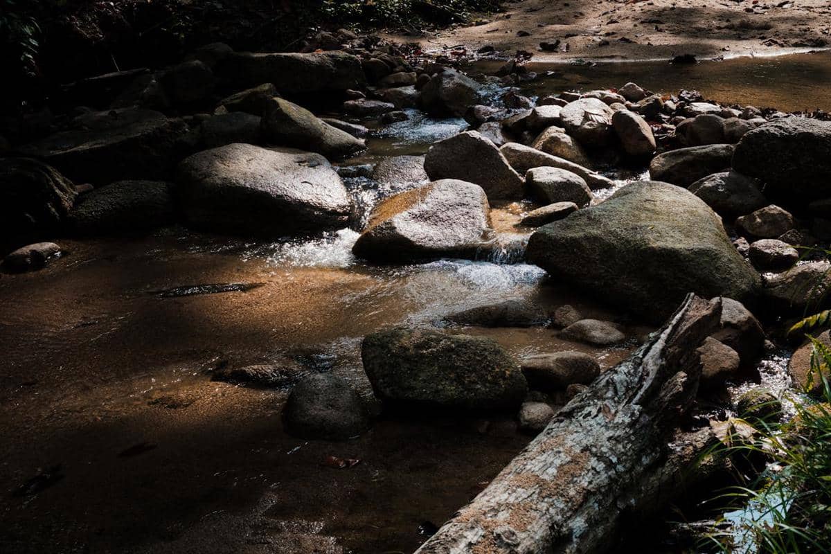 Ilustrasi aliran air sungai berbelok arah