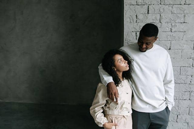 ilustrasi zodiak cowok jago meredakan emosi pasangan