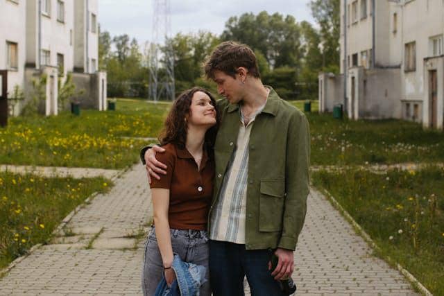 ilustrasi zodiak cowok jago meredakan emosi pasangan