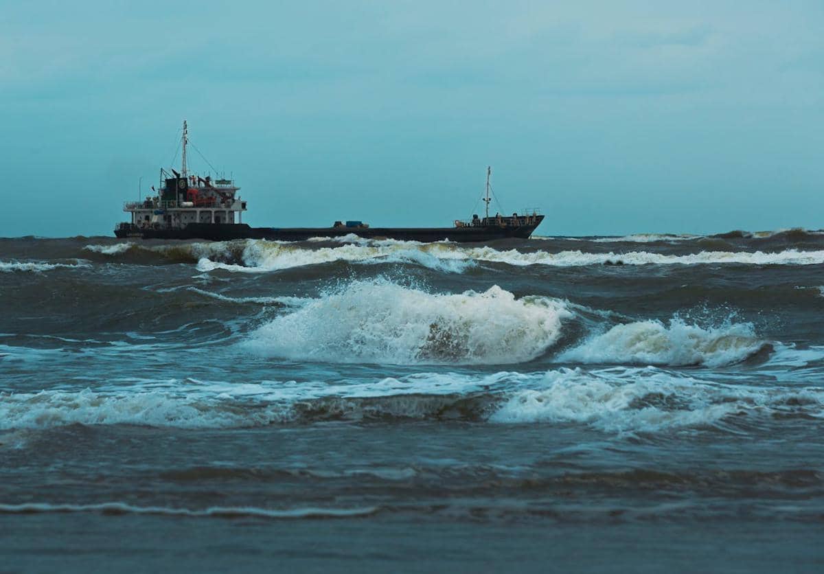 Ilustrasi kapal di perairan laut yang berbadai