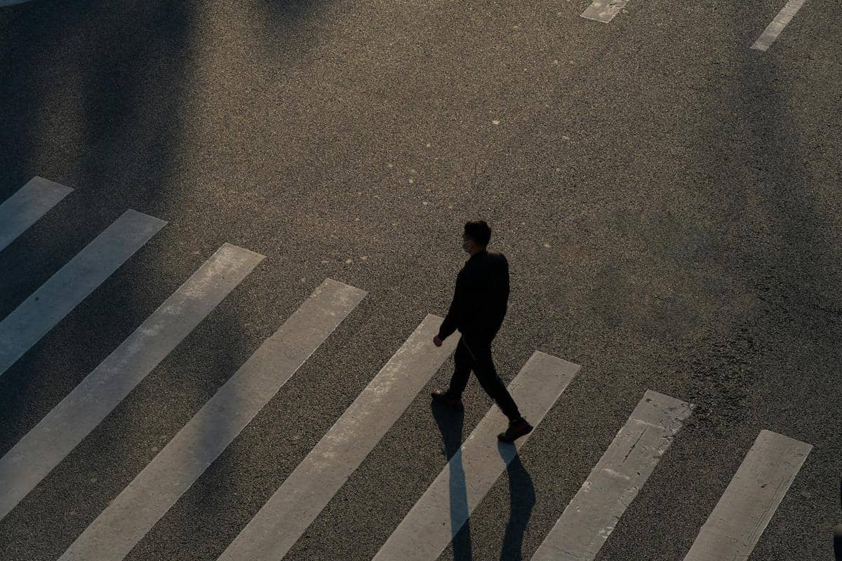 ilustrasi pria yang berjalan sendirian