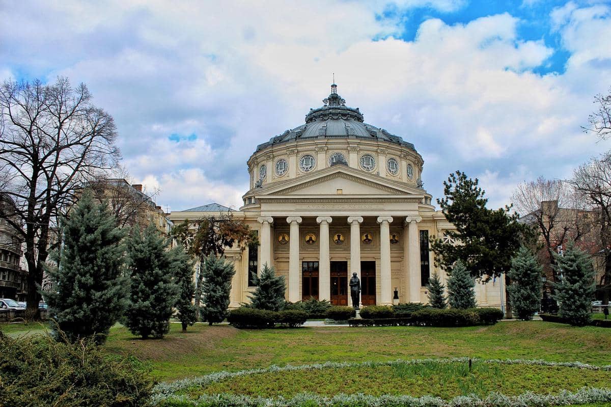 Athenaeum Rumania (Ateneul Român), sebuah gedung konser dan landmark terkemuka di pusat kota Bukares, Rumania