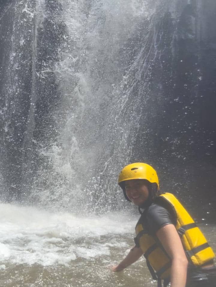 Acha Septriasa bermain rafting di Bali.