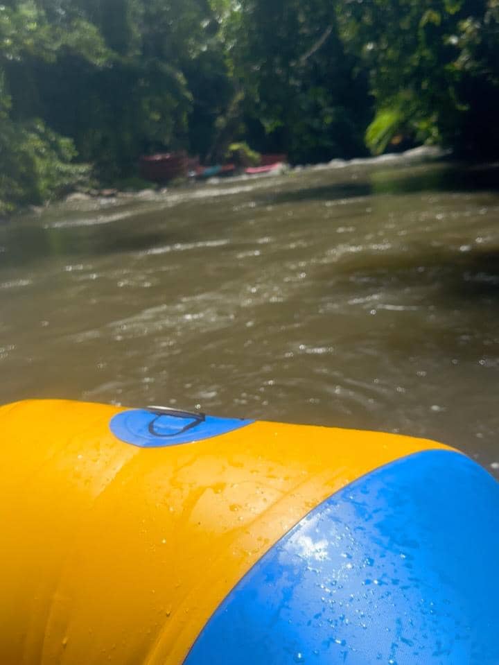Acha Septriasa bermain rafting di Bali.