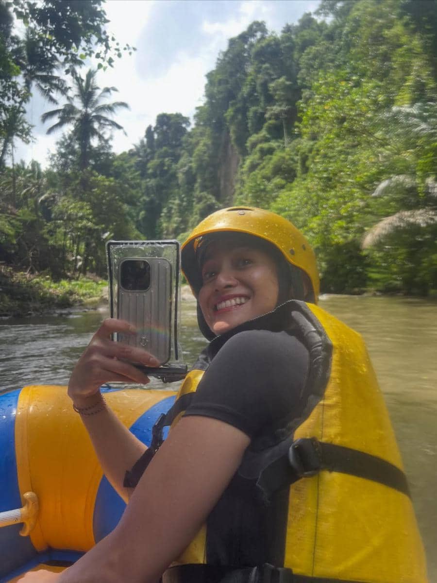 Acha Septriasa bermain rafting di Bali.