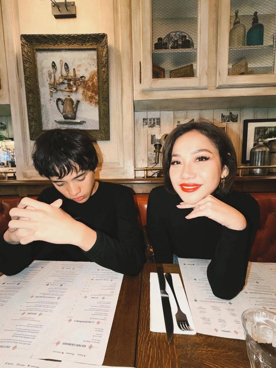 Keluarga BCL jalan-jalan di Paris.