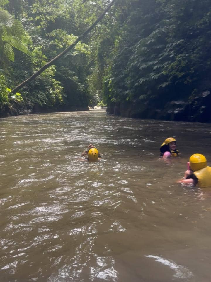 Acha Septriasa bermain rafting di Bali.