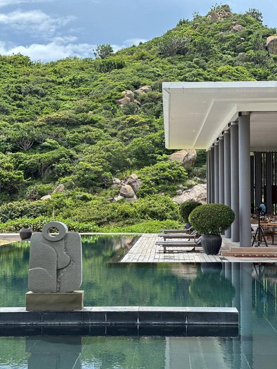 Nicole Parham liburan di Teluk Vinh Hy, Vietnam.