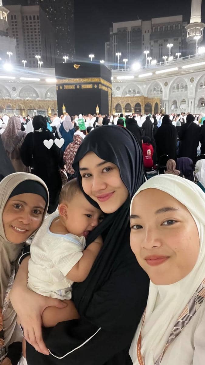 Keluarga Thariq Halilintar beribadah umrah