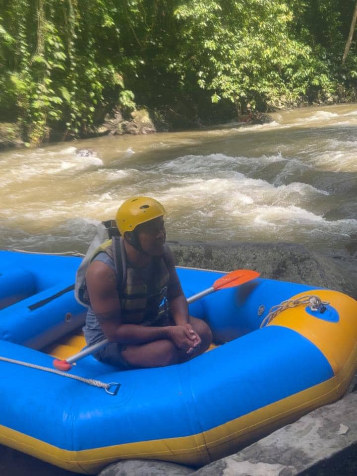 Acha Septriasa bermain rafting di Bali.